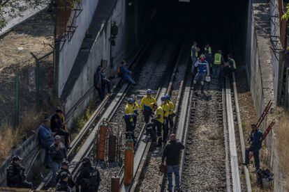 Trabajadores de protección civil en el sitio del choque, el 7 de enero.