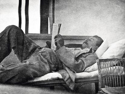 Nada de lo que ve en esta foto de Stalin aparentemente leyendo le sirve de ejemplo para algo en la vida.
