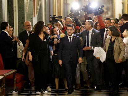 El presidente de la Generalitat de Cataluña, Pere Aragonès (centro) y la portavoz de ERC en la Cámara Alta, Sara Bailac (derecha), a su llegada a la Comisión General de las Comunidades Autónomas, este jueves en el Senado.