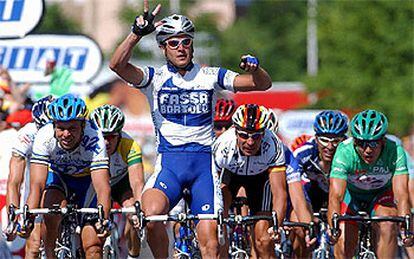 Petacchi alza el brazo derecho para certificar que se trata de su tercera victoria en lo que va de Tour.