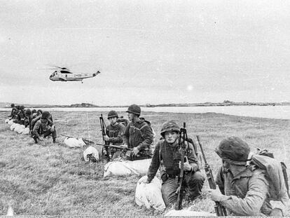 Soldados argentinos desembarcan en la isla Soledad, el 2 de abril de 1982. 