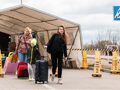 Yulia Fatieva atravesaba la frontera entre Ucrania y Moldavia junto a una amiga y su hijo, el lunes, por el cruce de Palanca