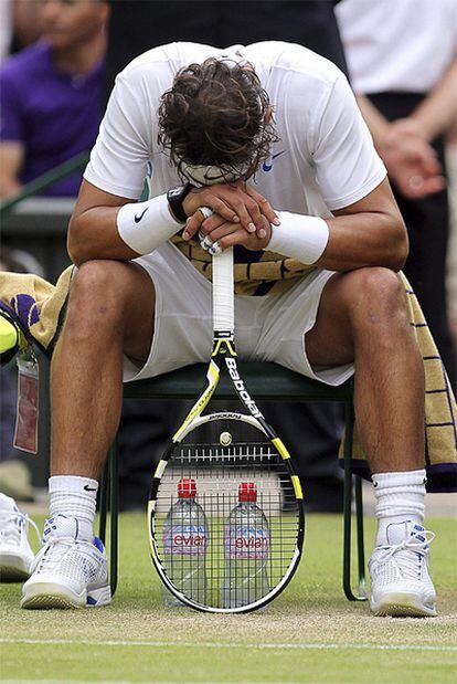 Nadal se lamenta del dolor en el pie en uno de los descansos durante el partido con Del Potro.