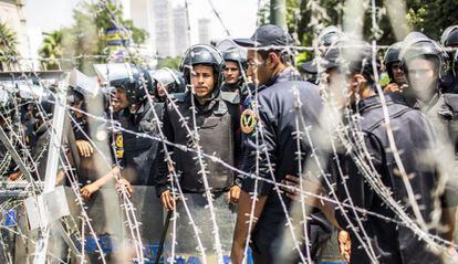 Decenas de polic&iacute;as protegen la sede del tribunal Constitucional en El Cairo.