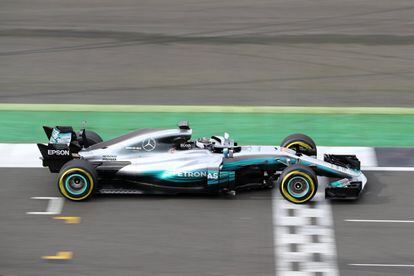 Los dos pilotos hicieron alarde de camaradería en su presentación, en contraste con la imagen de eterna rivalidad que marcó la relación entre el triple campeón del mundo inglés y Rosberg, de comportamiento y caracteres diametralmente opuestos.
