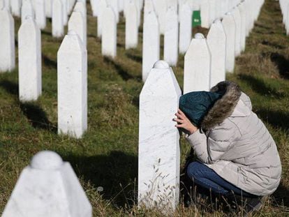 Una mujer en un memorial a las víctimas de Srebrenica, en Potocari, tras conocer la sentencia.