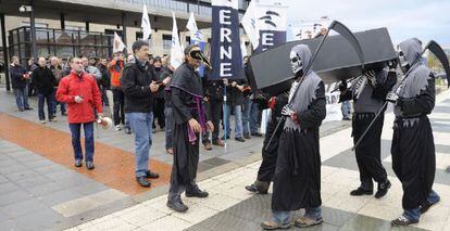 Sindicalistas de la Ertzaintza protestan ayer ante la sede del Gobierno en Vitoria mientras se reun&iacute;a la Mesa de la Funci&oacute;n P&uacute;blica. 