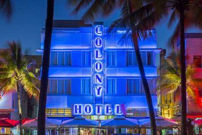 Fachada art decó del hotel Colony de Miami Beach.