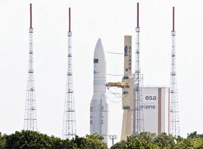 El cohete Ariane 5 es conducido a la plataforma de lanzamiento en la base espacial europea de Kourou