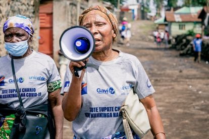 Trabajadores comunitarios apoyados por Unicef crean conciencia sobre la vacunación contra el coronavirus en Goma, provincia de Kivu del Norte, República Democrática del Congo. En la imagen, Devota Nzoyo, de 42 años, pasea y sensibiliza por las calles, megáfono en mano