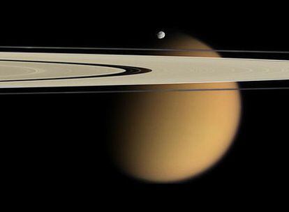 Sobre la imagen de Titán al fondo aparecen superpuestos los anillos A y F de Saturno y la pequeña luna Epimeteo, que delimita al fino anillo F. La franja oscura en el brillante anillo A es la división de Encke, que se puede ver, aunque con dificultad, con un telescopio de aficionado.
