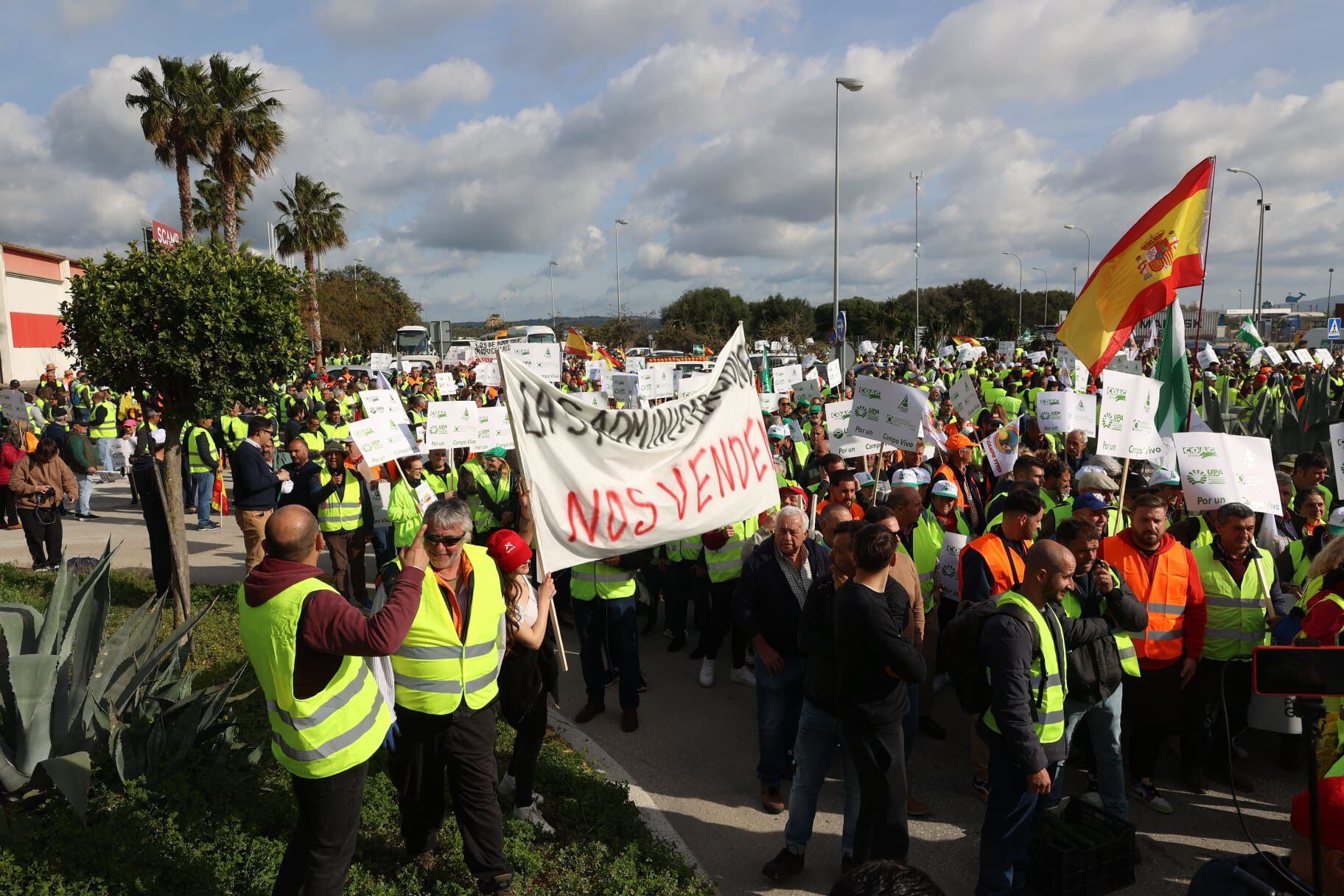 Comienza la marcha protesta con más de 1.500 agricultores hasta la entrada del puerto de Algeciras