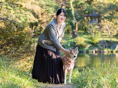 Aiko de Japón, hija de los emperadores Naruhito y Masako, con su perro en los jardines del Palacio Imperial de Tokio el 14 de noviembre.