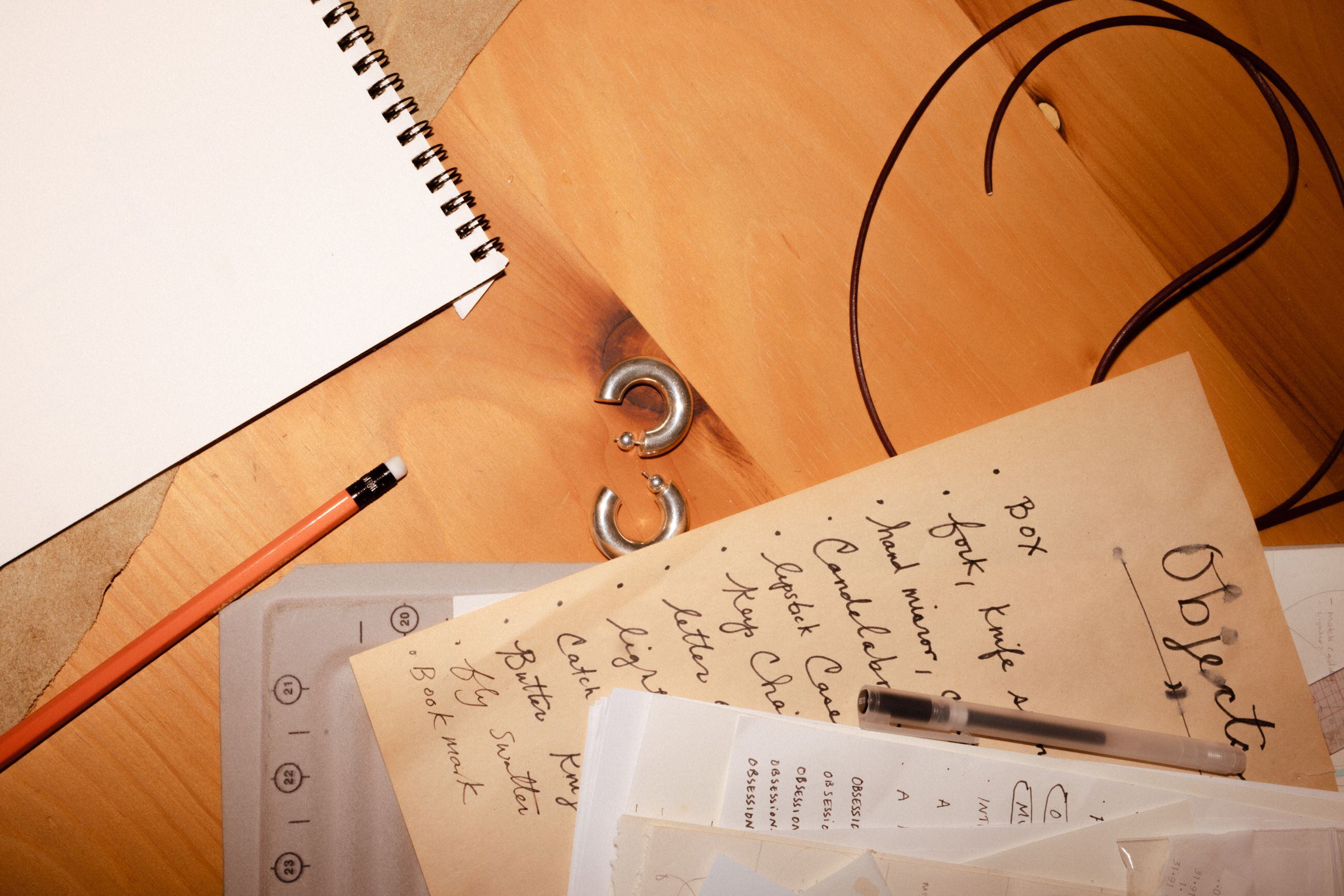 Notas e inspiraciones de la diseñadora sobre su mesa de trabajo