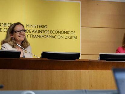 Las vicepresidentas primera y tercera del Gobierno, Nadia Calviño y Teresa Ribera, durante una intervención conjunta.