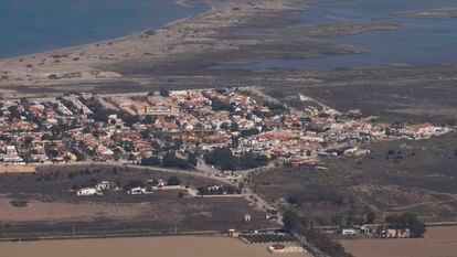 Uno de los brazos del Delta del Ebro, con la urbanización Riumar en el centro.