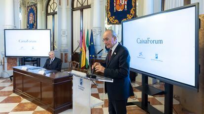 El alcalde de Málaga, Francisco de La Torre (derecha), interviene junto al presidente de La Fundación La Caixa, Isidro Fainé, para presentar la apertura de un CaixaForum en la ciudad andaluza.