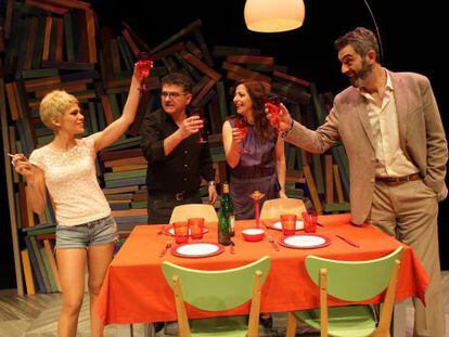 Una escena de 'M'esperaràs?', l'obra de Carles Alberola representada al Gran Teatre d'Alzira.
