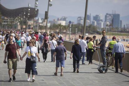 Turistas de paseo en la Barceloneta (Barcelona)