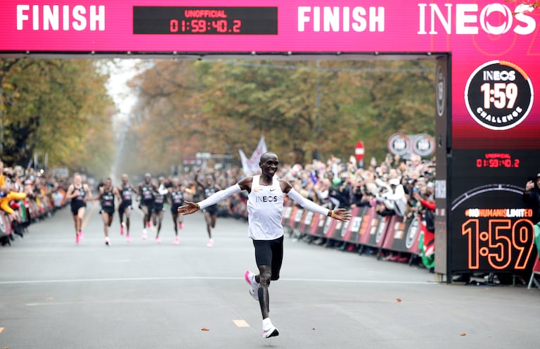 El símbolo de la revolución tecnológica: Eliud Kipchoge corre en Viena un maratón en menos de dos horas con un modelo de Nike.