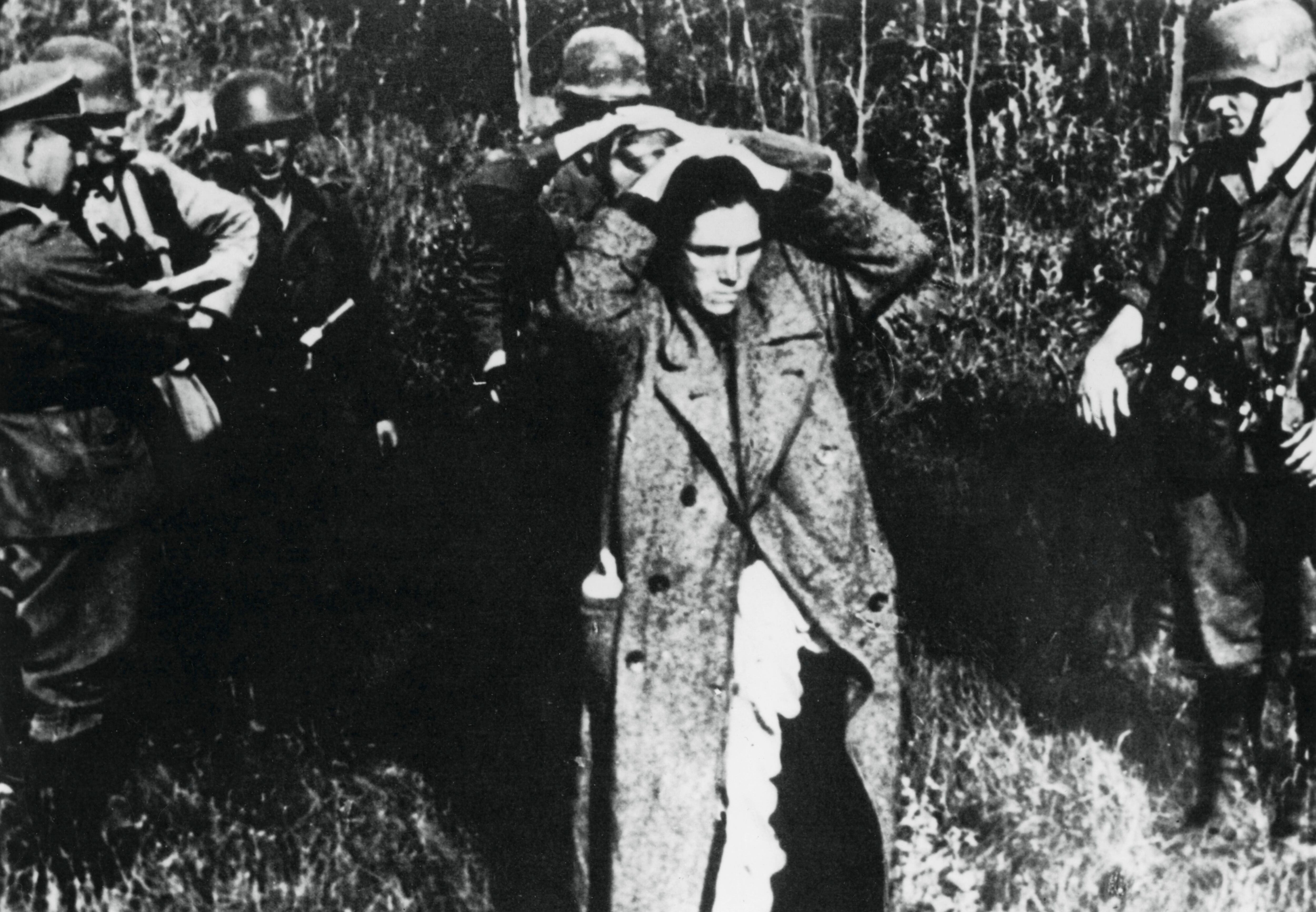 Soldados alemanes conducen a un grupo de presos soviéticos durante la Operación Barbarroja, 1941.