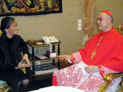 Mar&iacute;a Teresa  Fern&aacute;ndez de la Vega, cuando era vicepresidenta, con el cardenal Bertone. 