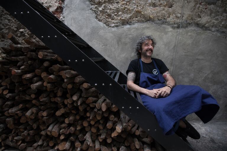 Diego Guerrero, cocinero de Dstage, en el local, sin mascarilla para la sesión de fotos en un día con el local cerrado, en vísperas de la reapertura del local.