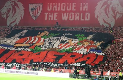 Aficionados del Athletic Club desplegan una pancarta en su fondo, antes del encuentro.