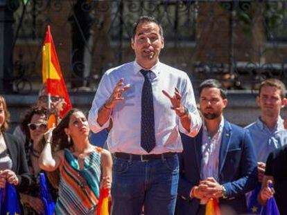 El rechazo de Aguado a un pacto autonómico con el PSOE subraya su apuesta por ocupar el espacio del PP, pero derechiza a la formación y limita sus pactos, según una minoría de fundadores y afiliados críticos
