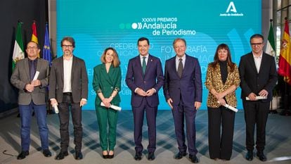El presidente de la Junta de Andalucía, Juanma Moreno, preside la foto de familia durante la entrega de los Premios Andalucía de Periodismo en su XXXVII edición en el Palacio de San Telmo de Sevilla, este viernes.