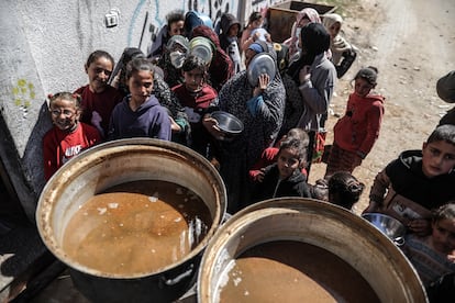 Distribución de comida en Deir El Balah, en el centro de Gaza, este jueves.
