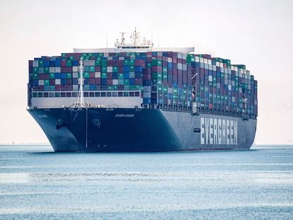 El Ever Given, de bandera panameña, navega por el Canal de Suez, el 7 de julio de 2021, tras haber sido liberado de su atasco en dicha vía marítima.