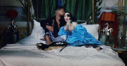 Madonna, vestida de Erdem, con Maluma en el vídeo de 'Medellín'.
