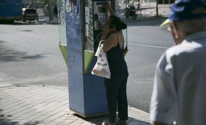 Una mujer usa una cabina telefónica en Madrid.