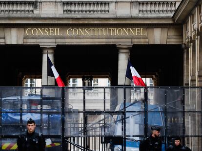 Fuerzas policicales custodian la sede del Consejo Constitucional francés.