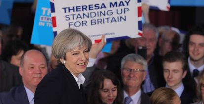 La primera ministra británica, Theresa May, con un grupo de seguidores.
