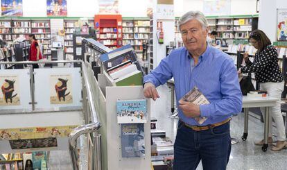 El autor almeriense Emilio Ortega posa en el interior de la libreria Picasso en Almería, con su libro 'El mundo visto a los ochenta', el pasado 17 de mayo.
