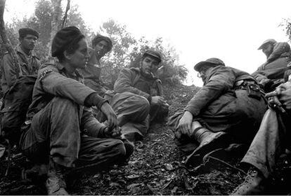 Fidel Castro, Che Guevara y Camilo Cienfuegos en la batalla de Pino del Agua, en septiembre de 1957, Sierra Maestra, escuchan las informaciones de Maracaibo, explorador que regresa de las líneas enemigas.
