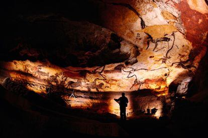 La Dordoña también es famosa por las pinturas rupestres que decoran las cuevas del valle del Vézère. La gran joya es la gruta de Lascaux (en la foto), dos kilómetros al sureste de Montignac, conocida como la Capilla Sixtina prehistórica francesa, con más de 600 figuras de animales representadas en tonos rojos, negros, amarillos y marrones.