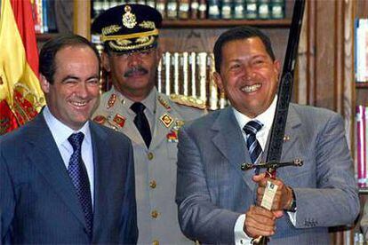 Chávez blande una espada que le regaló Bono (izquierda) durante una visita a Toledo el pasado noviembre.