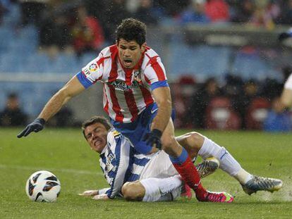 H&eacute;ctor Moreno comete penalti sobre Diego Costa