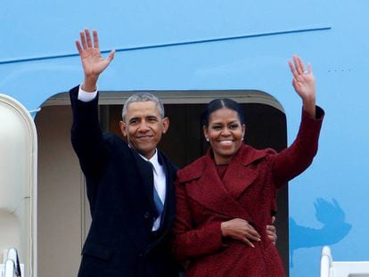 Barack Obama y Michelle Obama saludan al bajar de un avi&oacute;n en enero de 2017.