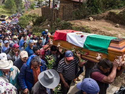 Vecinos de la aldea Rincón de San Luis participan en el funeral del activista Homero Gómez. En video, imágenes del funeral.