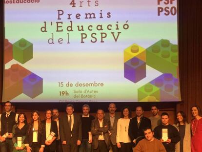 El presidente de la Generalitat, Ximo Puig, con algunos de los premiados por el PSPV.