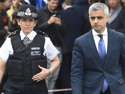 El alcalde de Londres, Sadiq Khan y la comisaria de la Polic&iacute;a Metropolitana de Londres, Cressida Dick, en el homenaje a las v&iacute;ctimas del ataque.