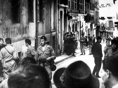 Tropas francesas patrullan en 1962 por el barrio argelino de Bal-El-Oued.