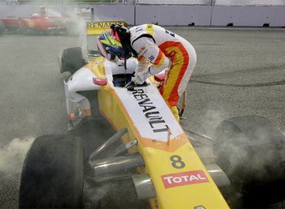 Grosjean abandona el bólido tras el accidente