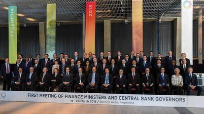 Los participantes de la cumbre de ministros de Finanzas y presidentes de Bancos Centrales del G-20 posan en la foto de familia en Buenos Aires,