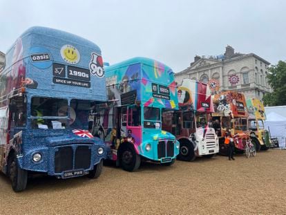 El desfile se ha dividido en cuatro partes. Algunos de los autobuses de las distintas décadas del reinado de Isabel II que han recorrido la ciudad. 