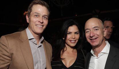 Patrick Whitesell, Lauren Sanchez y Jeff Bezos, en un estreno en diciembre de 2016.  